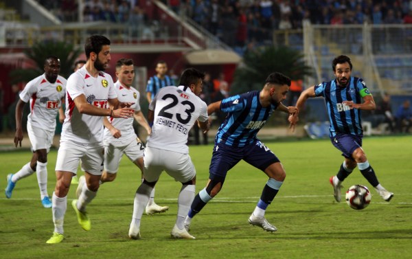 Eskişehirspor TFF 1. Lig’in 11. Haftasında deplasmanda Adana Demirspor’u 3-2 mağlup etti. Takımın sevinci ve birliktelik görüntüleri verdiği fotoğraflar camiayı çok mutlu etti.