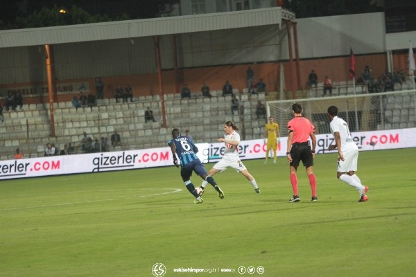 Eskişehirspor TFF 1. Lig’in 11. Haftasında deplasmanda Adana Demirspor’u 3-2 mağlup etti. Takımın sevinci ve birliktelik görüntüleri verdiği fotoğraflar camiayı çok mutlu etti.