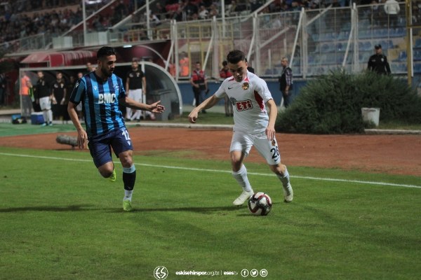 Eskişehirspor TFF 1. Lig’in 11. Haftasında deplasmanda Adana Demirspor’u 3-2 mağlup etti. Takımın sevinci ve birliktelik görüntüleri verdiği fotoğraflar camiayı çok mutlu etti.