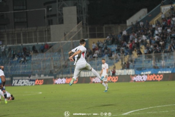 Eskişehirspor TFF 1. Lig’in 11. Haftasında deplasmanda Adana Demirspor’u 3-2 mağlup etti. Takımın sevinci ve birliktelik görüntüleri verdiği fotoğraflar camiayı çok mutlu etti.