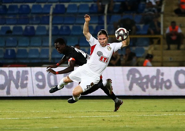 Eskişehirspor, Adanaspor deplasmanında farkı kaçırdı diye üzülürken skandal hakem kararıyla son dakikada 1 puan bile alamayarak taraftarını üzdü.