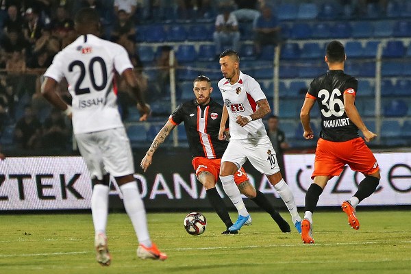 Eskişehirspor, Adanaspor deplasmanında farkı kaçırdı diye üzülürken skandal hakem kararıyla son dakikada 1 puan bile alamayarak taraftarını üzdü.