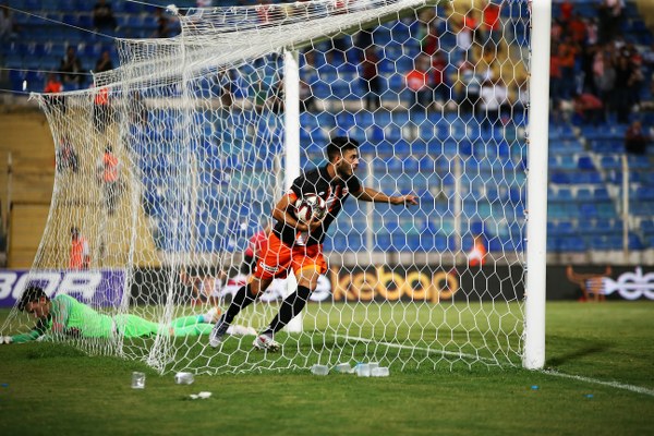 Eskişehirspor, Adanaspor deplasmanında farkı kaçırdı diye üzülürken skandal hakem kararıyla son dakikada 1 puan bile alamayarak taraftarını üzdü.