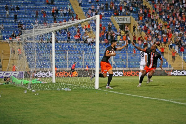 Eskişehirspor, Adanaspor deplasmanında farkı kaçırdı diye üzülürken skandal hakem kararıyla son dakikada 1 puan bile alamayarak taraftarını üzdü.