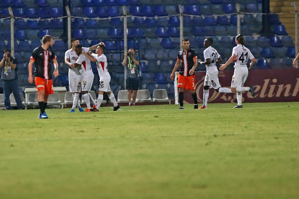 Eskişehirspor, Adanaspor deplasmanında farkı kaçırdı diye üzülürken skandal hakem kararıyla son dakikada 1 puan bile alamayarak taraftarını üzdü.