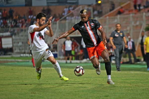 Eskişehirspor, Adanaspor deplasmanında farkı kaçırdı diye üzülürken skandal hakem kararıyla son dakikada 1 puan bile alamayarak taraftarını üzdü.