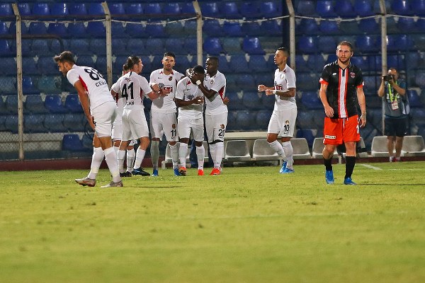 Eskişehirspor, Adanaspor deplasmanında farkı kaçırdı diye üzülürken skandal hakem kararıyla son dakikada 1 puan bile alamayarak taraftarını üzdü.