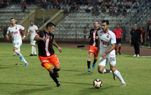 Eskişehirspor, Adanaspor deplasmanında farkı kaçırdı diye üzülürken skandal hakem kararıyla son dakikada 1 puan bile alamayarak taraftarını üzdü.