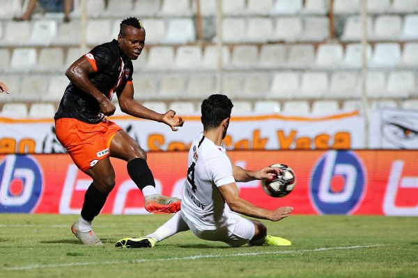 Eskişehirspor, Adanaspor deplasmanında farkı kaçırdı diye üzülürken skandal hakem kararıyla son dakikada 1 puan bile alamayarak taraftarını üzdü.