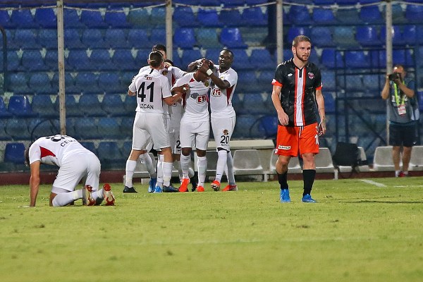 Eskişehirspor, Adanaspor deplasmanında farkı kaçırdı diye üzülürken skandal hakem kararıyla son dakikada 1 puan bile alamayarak taraftarını üzdü.