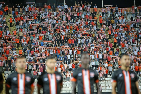 Eskişehirspor, Adanaspor deplasmanında farkı kaçırdı diye üzülürken skandal hakem kararıyla son dakikada 1 puan bile alamayarak taraftarını üzdü.