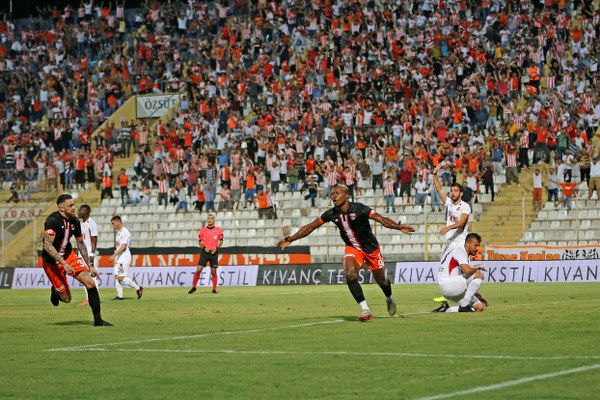 Eskişehirspor, Adanaspor deplasmanında farkı kaçırdı diye üzülürken skandal hakem kararıyla son dakikada 1 puan bile alamayarak taraftarını üzdü.