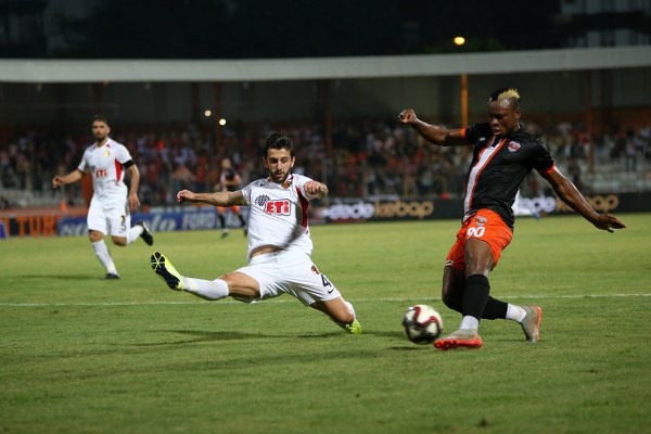 Adanaspor deplasmanında da son dakikada hakem skandalı ile evine puansız döndü.