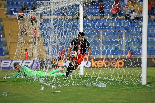 Özellikle skor 2-1 Eskişehirspor lehine devam ederken üst üste kaçırılan goller saç baş yoldurdu.