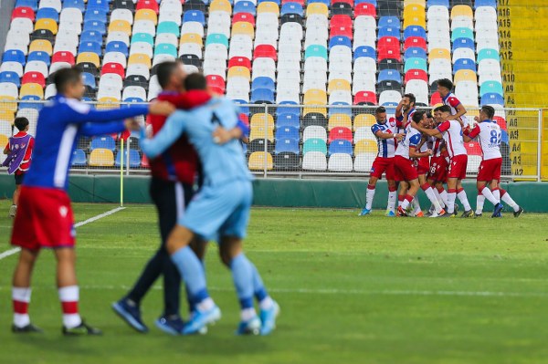 Eskişehirspor Altınordu deplasmanında 2 penaltı kaçırdığı maçta adeta dağıldı. 