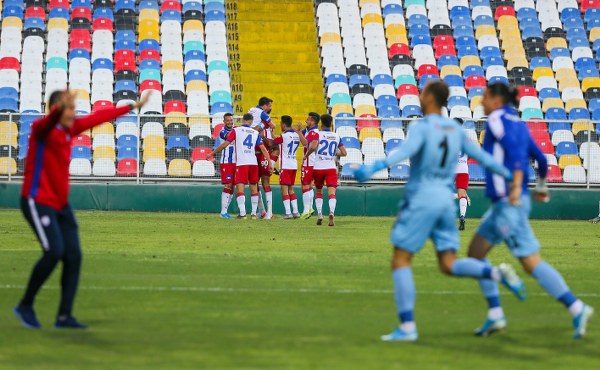 Eskişehirspor Altınordu deplasmanında 2 penaltı kaçırdığı maçta adeta dağıldı. 