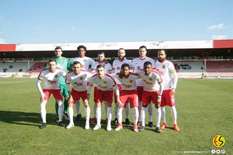 TFF 1. Lig’in 16’ncı haftasında Eskişehirspor Boluspor’a konuk olduğu maçı 3-0 kaybetti. Bu skorla Eskişehirspor 18 puanda kaldı, Boluspor puanını 23’e yükseltti. Eskişehirsporlu taraftarlar Bolu'ya adeta çıkartma yaptı ve tribün şovuyla takımına destek oldu.
