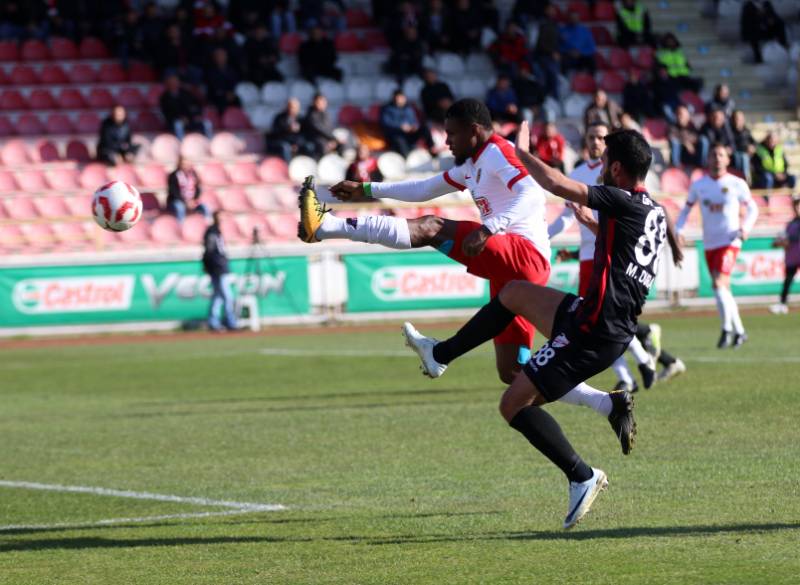 TFF 1. Lig’in 16’ncı haftasında Eskişehirspor Boluspor’a konuk olduğu maçı 3-0 kaybetti. Bu skorla Eskişehirspor 18 puanda kaldı, Boluspor puanını 23’e yükseltti. Eskişehirsporlu taraftarlar Bolu'ya adeta çıkartma yaptı ve tribün şovuyla takımına destek oldu.
