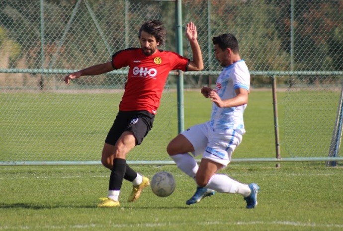 Eskişehirspor, Vali Hanefi Demirkol Tesislerinde hazırlık maçında Sakarya ekiplerinden Kocaalispor ile karşı karşıya gelmişti. Hazırlık maçında Eskişehirspor adeta golleriyle taraftarın moralini yükselterek iyi bir sezona başladıklarının işaretlerini verdi. Eskişehirspor'un 5 -1 elde ettiği galibiyeti moralleri iyice yükseltti. İşte Eskişehirspor ile Kocaalispor maçından görüntüler... 