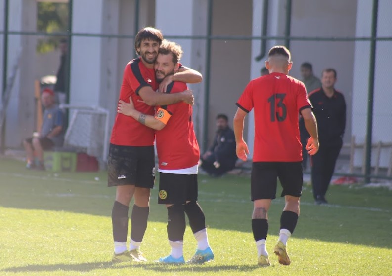 Eskişehirspor, Vali Hanefi Demirkol Tesislerinde hazırlık maçında Sakarya ekiplerinden Kocaalispor ile karşı karşıya gelmişti. Hazırlık maçında Eskişehirspor adeta golleriyle taraftarın moralini yükselterek iyi bir sezona başladıklarının işaretlerini verdi. Eskişehirspor'un 5 -1 elde ettiği galibiyeti moralleri iyice yükseltti. İşte Eskişehirspor ile Kocaalispor maçından görüntüler... 