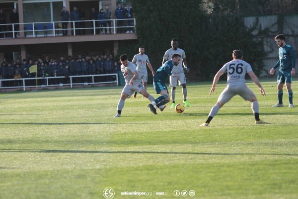 Eskişehirspor, Fenerbahçe ile hazırlık maçı oynadı. Karşılaşma Fenerbahçe'nin 4-0 üstünlüğü ile sona erdi. Eskişehirspor Başkanı Kaan Ay ve Fenerbahçe Başkanı Ali Koç maçı birlikte izledi.
