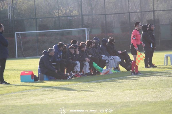 Eskişehirspor, Fenerbahçe ile hazırlık maçı oynadı. Karşılaşma Fenerbahçe'nin 4-0 üstünlüğü ile sona erdi. Eskişehirspor Başkanı Kaan Ay ve Fenerbahçe Başkanı Ali Koç maçı birlikte izledi.
