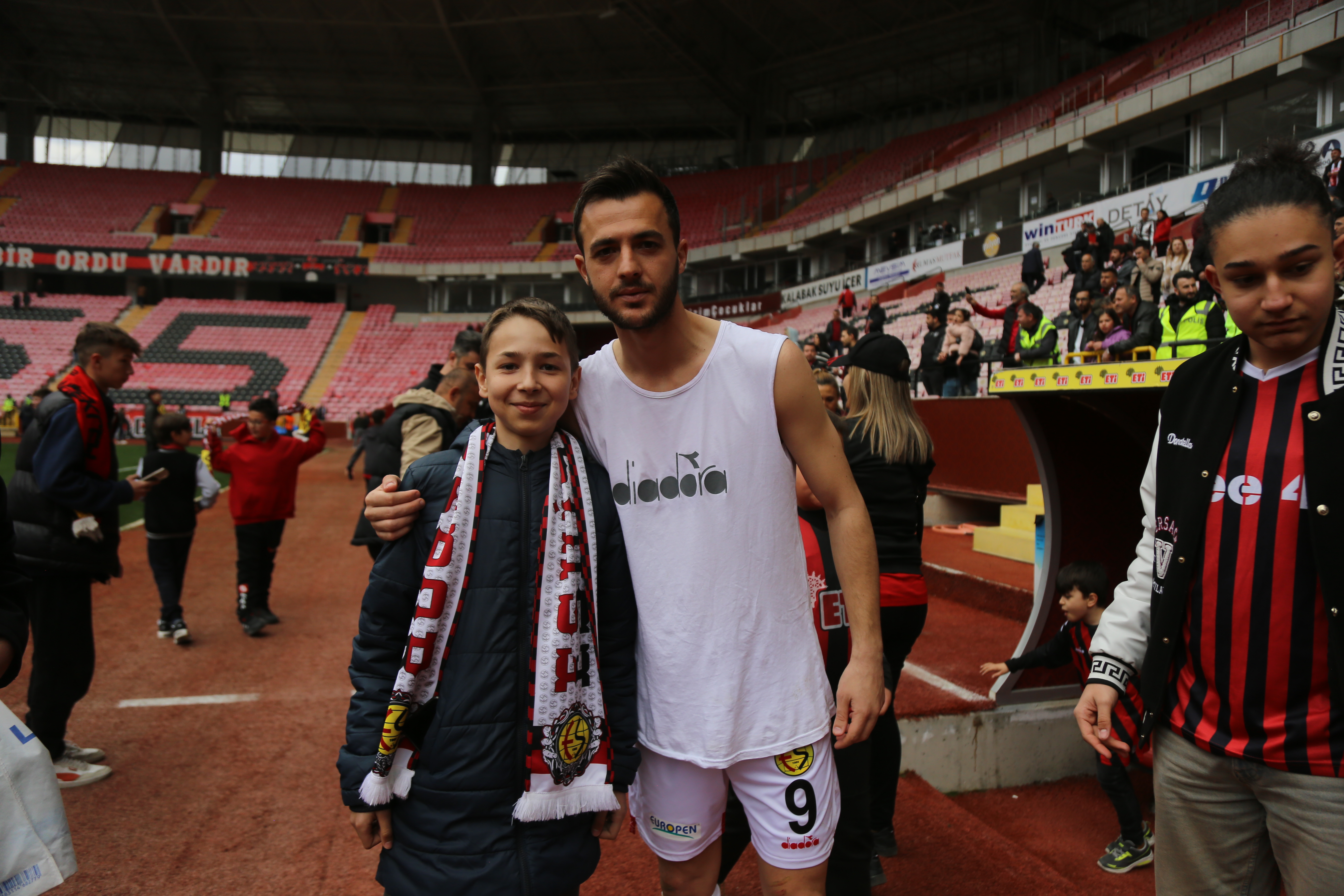 Eskişehirspor'un Kaynaşlı Belediyespor'u 2-1 mağlup ettiği maçın ardından, stadyumda unutulmaz görüntüler yaşandı. Emniyet güçlerinin izniyle sahaya giren çocuklar, Eskişehirsporlu futbolcularla birlikte galibiyeti coşkuyla kutladı.

Maçta dikkat çeken bir detay ise çocuk taraftarların fazlalığıydı. Havanın güzel olmasının yanı sıra Fabrika Futbol Okulu'ndan gelen minik futbolcular da maçı heyecanla izledi. Maçın bitiş düdüğünün ardından sahaya koşan çocuklar, Eskişehirsporlu futbolcularla birlikte sevinçlerini paylaştı.

Eskişehirspor Başkanı Erkan Koca da bu güzel görüntülerden duyduğu mutluluğu dile getirdi. Koca, "Bugün maç sonunda yüzlerce Eskişehirspor formalı çocuğumuzun sahaya girip futbolcularımızla beraber tribünlerle sevinmesi her birimizi hem duygulandıran hem de umutlandıran görüntülerdi. Çocuklarımızın sahaya girmesini sağlayan Eskişehir Emniyet Teşkilatımıza teşekkür ederiz." dedi.