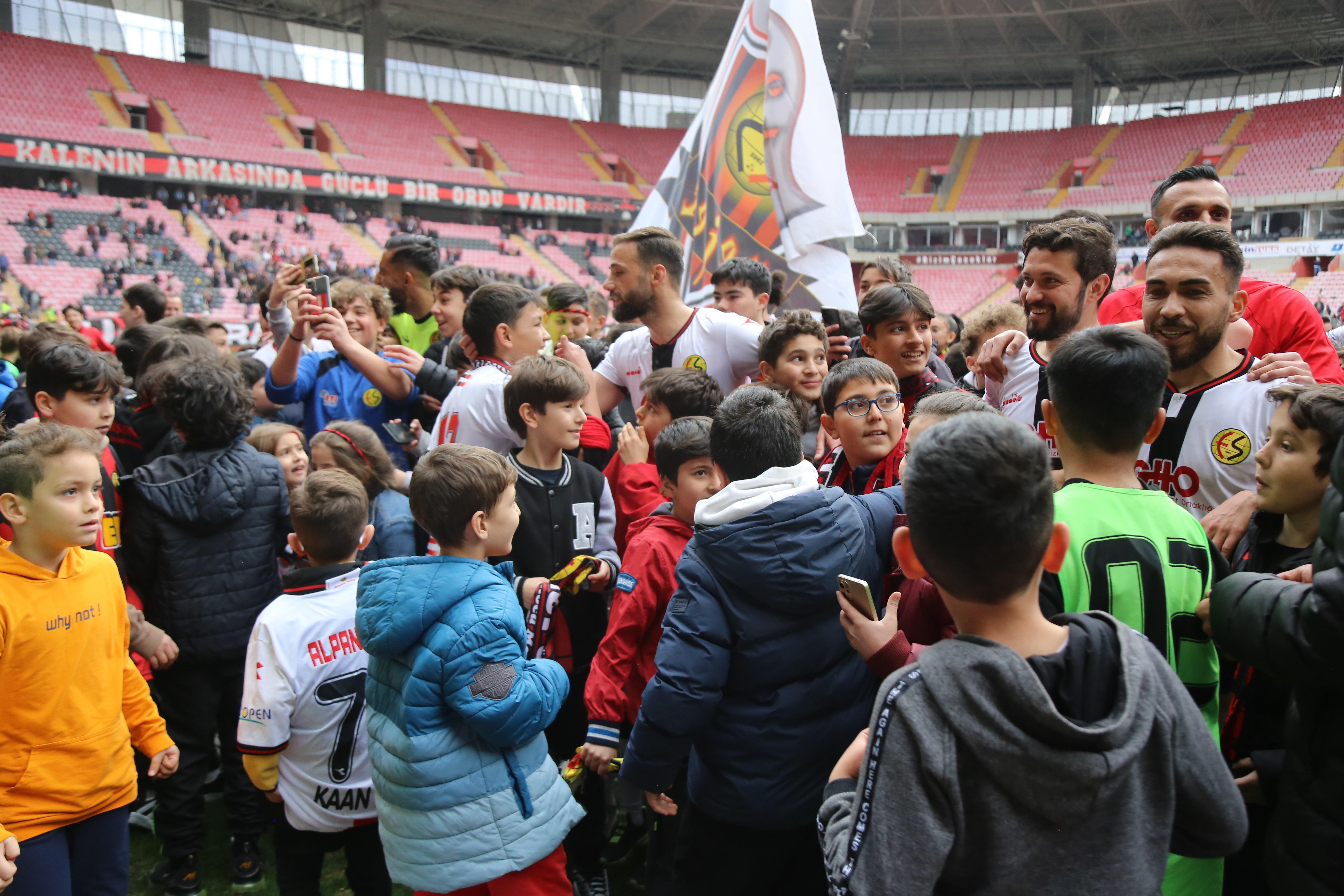 Eskişehirspor'un Kaynaşlı Belediyespor'u 2-1 mağlup ettiği maçın ardından, stadyumda unutulmaz görüntüler yaşandı. Emniyet güçlerinin izniyle sahaya giren çocuklar, Eskişehirsporlu futbolcularla birlikte galibiyeti coşkuyla kutladı.

Maçta dikkat çeken bir detay ise çocuk taraftarların fazlalığıydı. Havanın güzel olmasının yanı sıra Fabrika Futbol Okulu'ndan gelen minik futbolcular da maçı heyecanla izledi. Maçın bitiş düdüğünün ardından sahaya koşan çocuklar, Eskişehirsporlu futbolcularla birlikte sevinçlerini paylaştı.

Eskişehirspor Başkanı Erkan Koca da bu güzel görüntülerden duyduğu mutluluğu dile getirdi. Koca, "Bugün maç sonunda yüzlerce Eskişehirspor formalı çocuğumuzun sahaya girip futbolcularımızla beraber tribünlerle sevinmesi her birimizi hem duygulandıran hem de umutlandıran görüntülerdi. Çocuklarımızın sahaya girmesini sağlayan Eskişehir Emniyet Teşkilatımıza teşekkür ederiz." dedi.