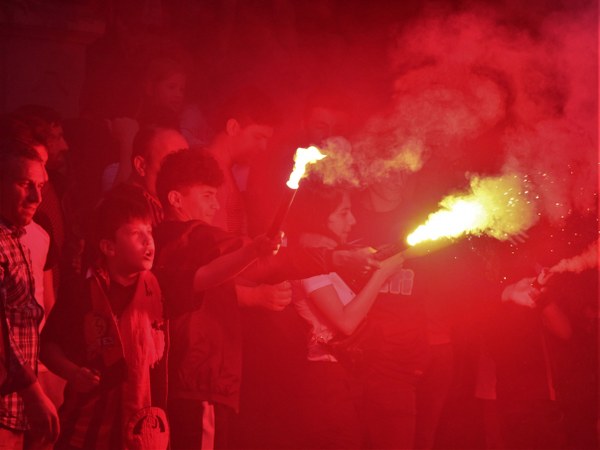 Eskişehirspor’un kurtarıcıları olacak. Yaşadığımız süreci hepimiz biliyoruz. Bu süreci ancak gençlerimiz ile gerçekleştireceğiz. Burada ben sizlere ne kadar teşekkür etsem azdır. Çünkü ilk günden itibaren yaşamış olduğumuz sıkıntılarla birlikte bizi ayakta tuttunuz, bize güç verdiniz, bize cesaret verdiniz. Bundan dolayı da ben sizlere teşekkür etmek istiyorum. Önümüzdeki sezon beklentilerinizin ne olduğunu çok iyi biliyorum. Şunun sözünü veriyorum. Geçen sezon kupa sözü verdik, bu sezon da umutla başlayalım, güzel bir şekilde ligi bitirelim. Birlikte tekrar bu mutluluğu yaşayalım” ifadelerini kullandı. 