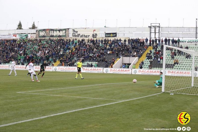 Spor Toto 1. Lig’in 20. Haftasında Eskişehirspor, Denizlispor’u deplasmanda 2-0 mağlup etti. Gollerimizi penaltıdan Bruno ve Semih Şentürk kaydetti. Eskişehirspor bu galibiyetle çok kritik bir zafere imza attı. Maçtan önce iki takım arasında 1 puan fark vardı, Eskişehirspor 6 puan değerindeki maçı kazanarak ateş hattından çıktı.