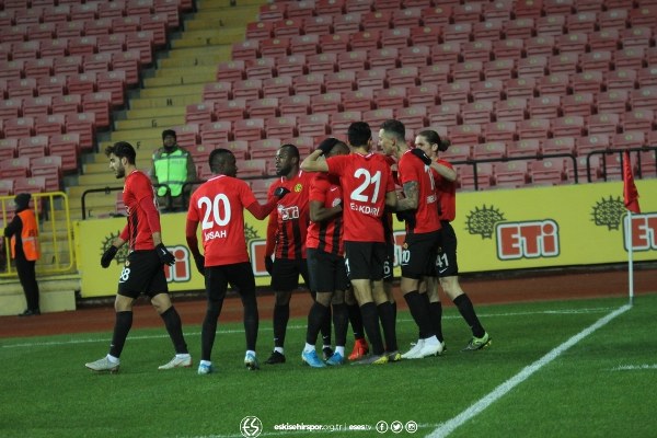 TFF 1. Lig’in 14. haftasının açılış maçında Eskişehirspor, sahasında ağırladığı Ümraniyespor’u 3-1 mağlup etti.