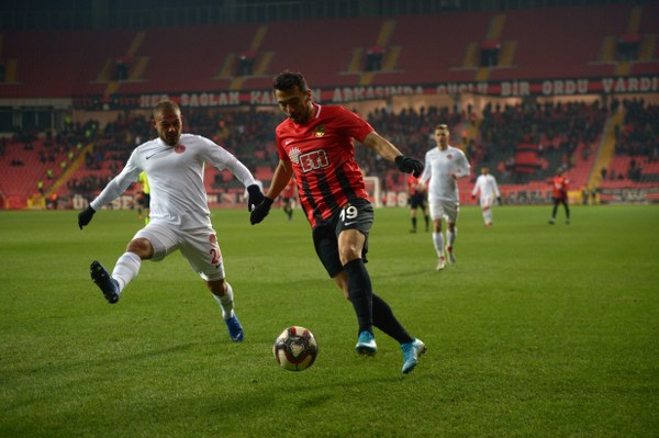 TFF 1. Lig’in 14. haftasının açılış maçında Eskişehirspor, sahasında ağırladığı Ümraniyespor’u 3-1 mağlup etti.