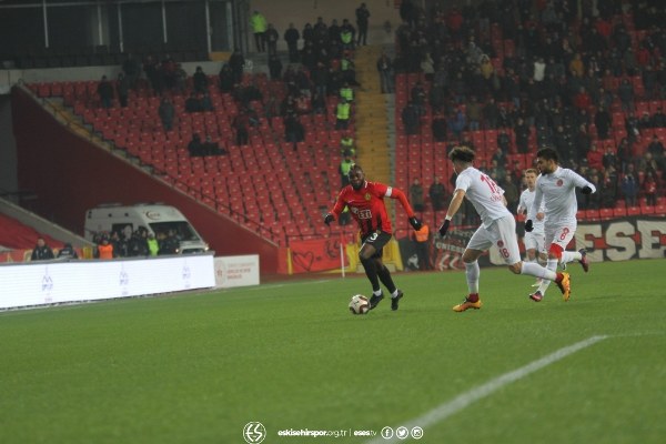 TFF 1. Lig’in 14. haftasının açılış maçında Eskişehirspor, sahasında ağırladığı Ümraniyespor’u 3-1 mağlup etti.