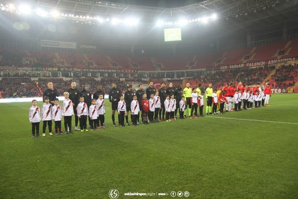 TFF 1. Lig’in 14. haftasının açılış maçında Eskişehirspor, sahasında ağırladığı Ümraniyespor’u 3-1 mağlup etti.