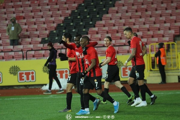 TFF 1. Lig’in 14. haftasının açılış maçında Eskişehirspor, sahasında ağırladığı Ümraniyespor’u 3-1 mağlup etti.