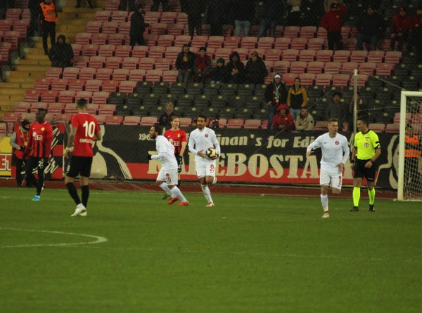 TFF 1. Lig’in 14. haftasının açılış maçında Eskişehirspor, sahasında ağırladığı Ümraniyespor’u 3-1 mağlup etti.