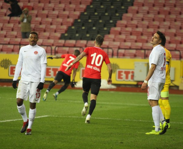 TFF 1. Lig’in 14. haftasının açılış maçında Eskişehirspor, sahasında ağırladığı Ümraniyespor’u 3-1 mağlup etti.