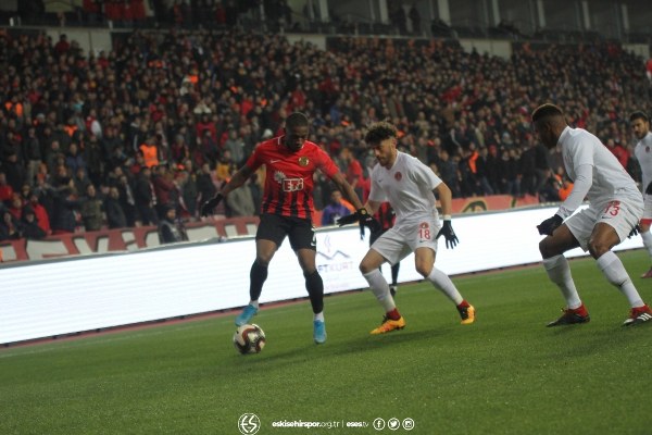 Kulaklarını inleten tezahüratlarla Eskişehirspor taraftarları...