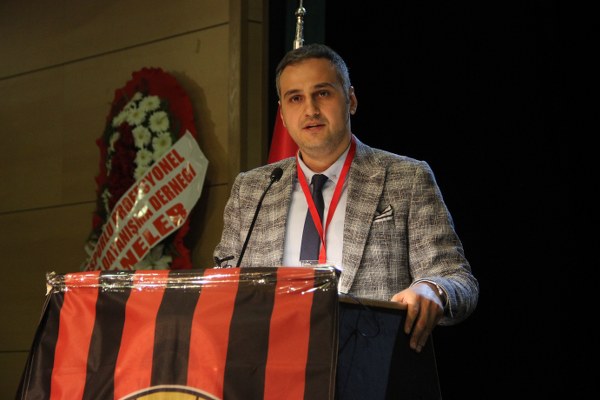 Eskişehirspor Kulübü Genel Kurul toplantısında seçime tek aday olarak giren Osman Taş Başkan seçildi. İşte Eskişehirspor kongresinden fotoğraflar.