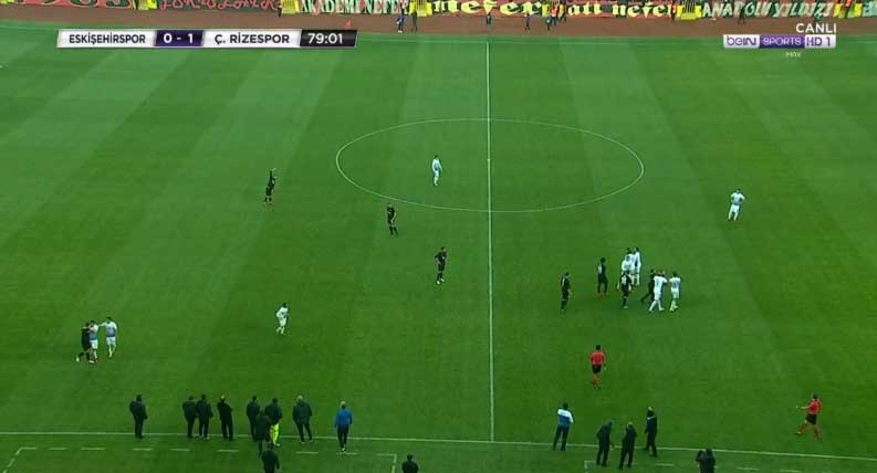 Bu sırada her iki takım futbolcuları olaya karıştı. Ancak futbolcularımız sağ duyulu davrandı ve olay büyümedi.