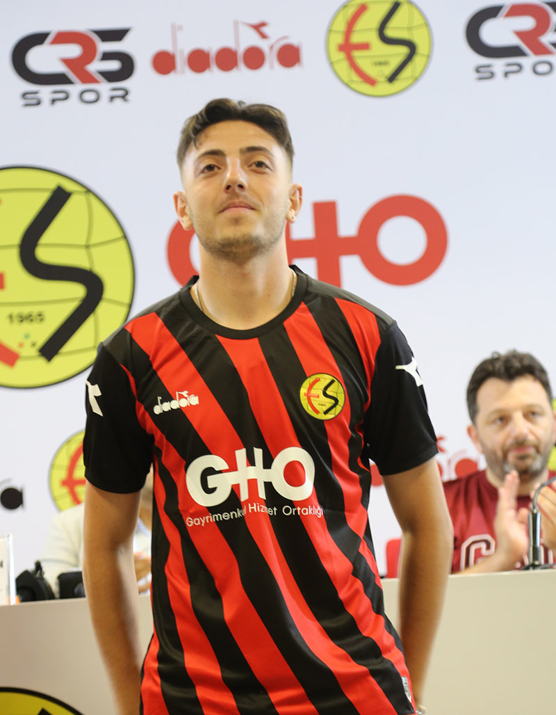 Eskişehirspor Genel Sekreteri Niyazi Çelik, “Özellikle Fazlıhan ve Eyüp beye çok teşekkür ederiz. Hiçbir isteğimizi geri çevirmiyor, yerine getiriyorlar. 2019’dan beri bu takımın hiçbir ürünü hiçbir yerde satılamadı. Biz bunu gerçekleştirdik ve yaklaşık 140 ürünümüz satışa çıktı. Çok mutluyuz. Herkesin emeğine sağlık” dedi. 