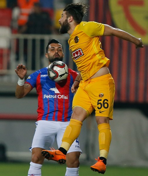 Eskişehirspor Altınordu deplasmanında 10 kiş kalan rakibine 2-0 yenildi.