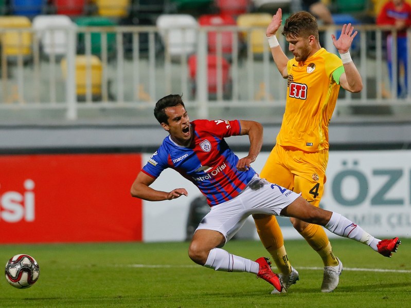 Eskişehirspor Altınordu deplasmanında 10 kiş kalan rakibine 2-0 yenildi.