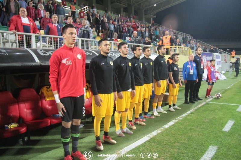 Eskişehirspor Altınordu deplasmanında 10 kiş kalan rakibine 2-0 yenildi.