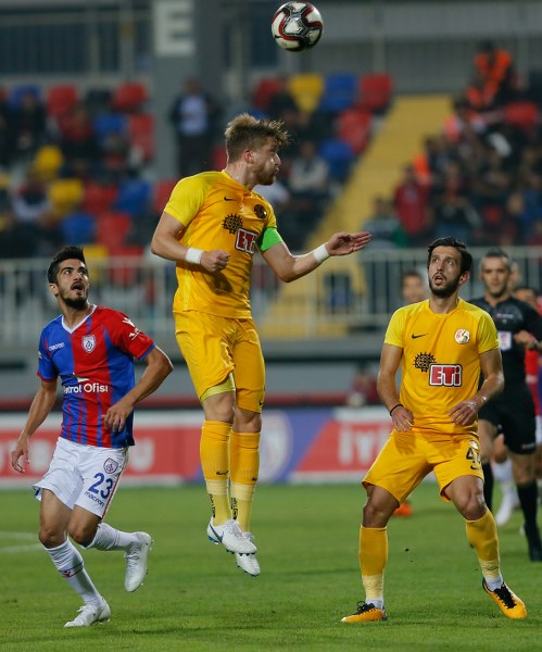 Eskişehirspor Altınordu deplasmanında 10 kiş kalan rakibine 2-0 yenildi.