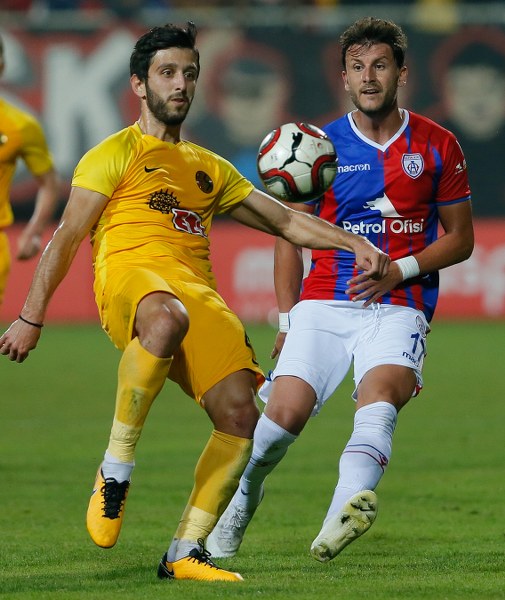 Eskişehirspor Altınordu deplasmanında 10 kiş kalan rakibine 2-0 yenildi.