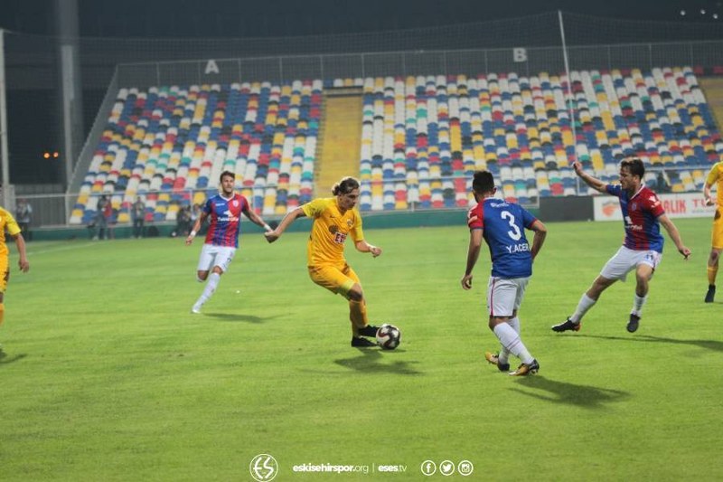 Eskişehirspor Altınordu deplasmanında 10 kiş kalan rakibine 2-0 yenildi.