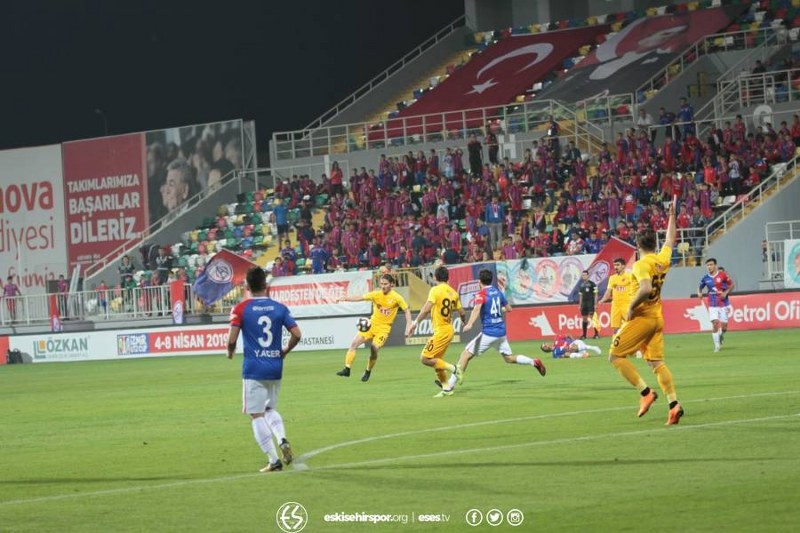 Eskişehirspor Altınordu deplasmanında 10 kiş kalan rakibine 2-0 yenildi.