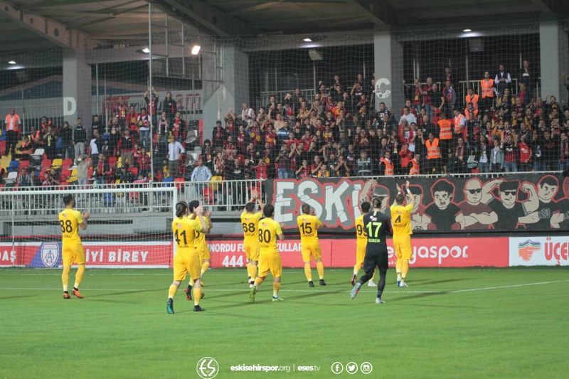 Eskişehirspor Altınordu deplasmanında 10 kiş kalan rakibine 2-0 yenildi.