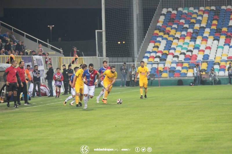 Eskişehirspor Altınordu deplasmanında 10 kiş kalan rakibine 2-0 yenildi.